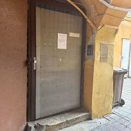 C Private Room In City Center In Братислава Екстер'єр фото