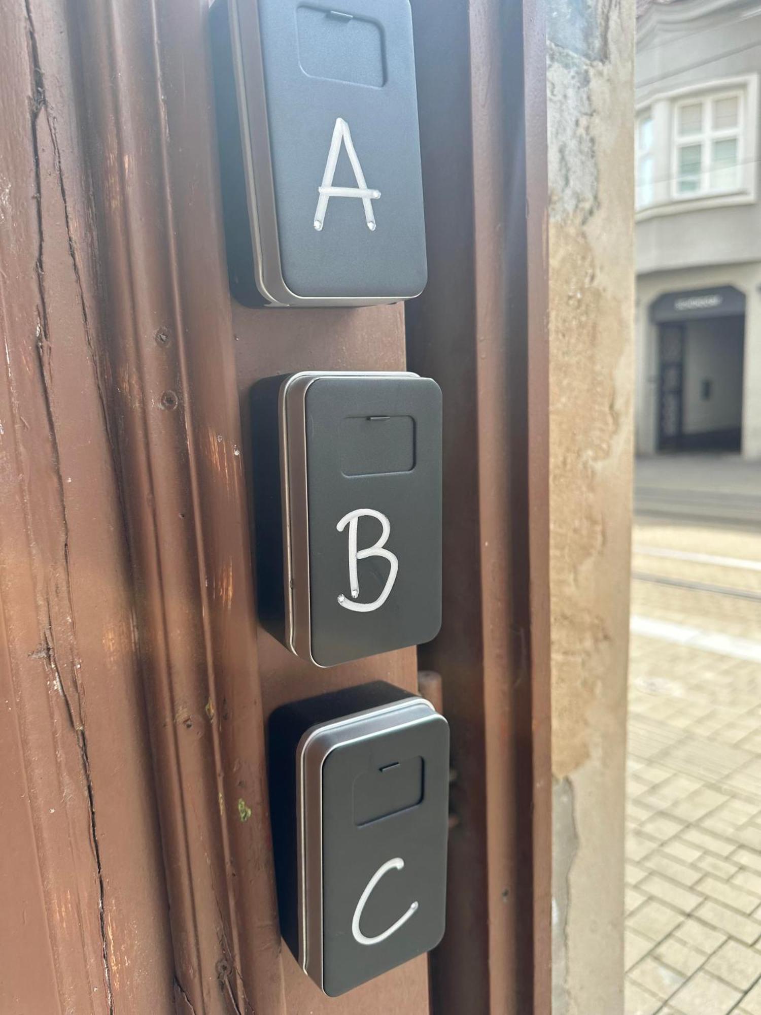 C Private Room In City Center In Братислава Екстер'єр фото